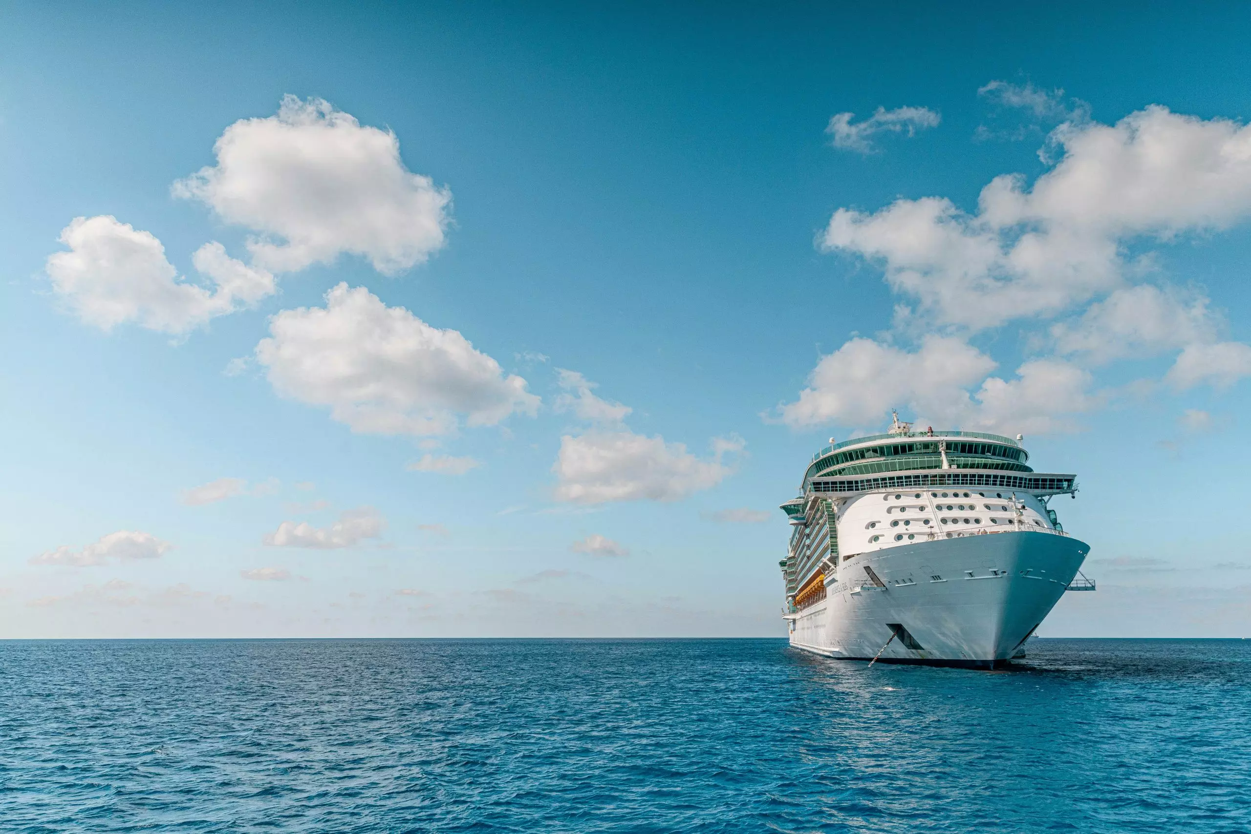 Kreuzfahrtschiff auf dem Meer