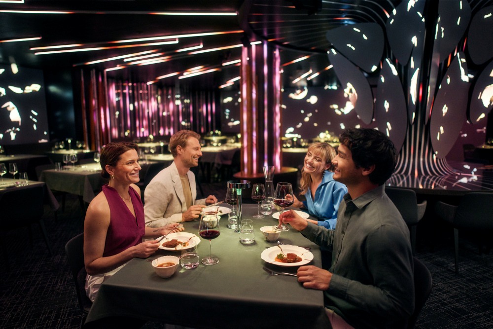 Freunde genießen gemeinsam ein Dinner an Bord