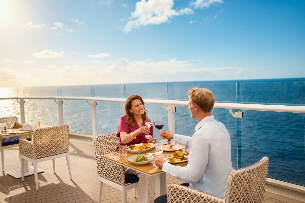 Paar beim Dinner an Deck eines Mein Schiff Wohlfühlschiffes