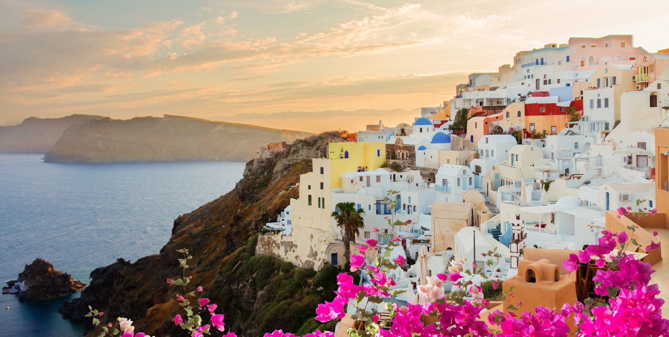 Weiße Häuser und blaue Kuppeln auf Santorini
